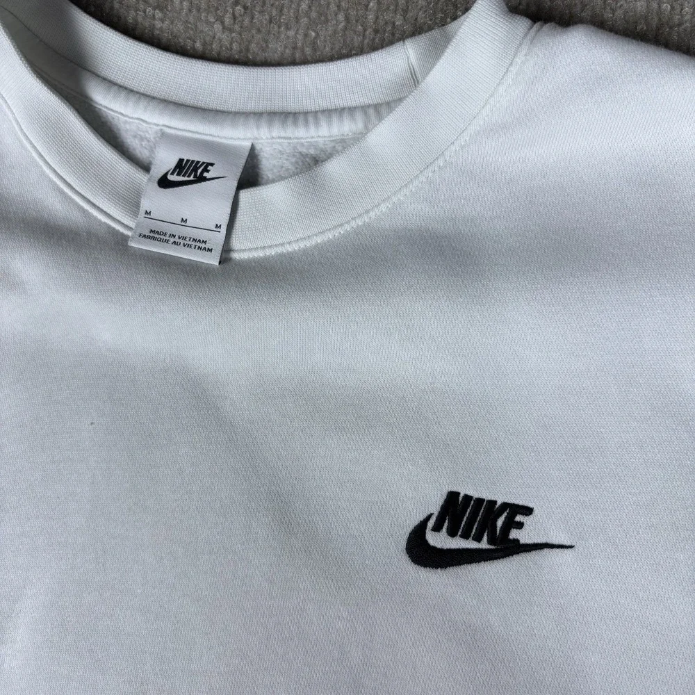 Nike Sportswear‎ Club Crewneck Sweatshirt Mens Medium White Embroidered Swoosh